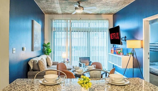 Central Phoenix Spot | Pool, Gym, Balcony +Parking