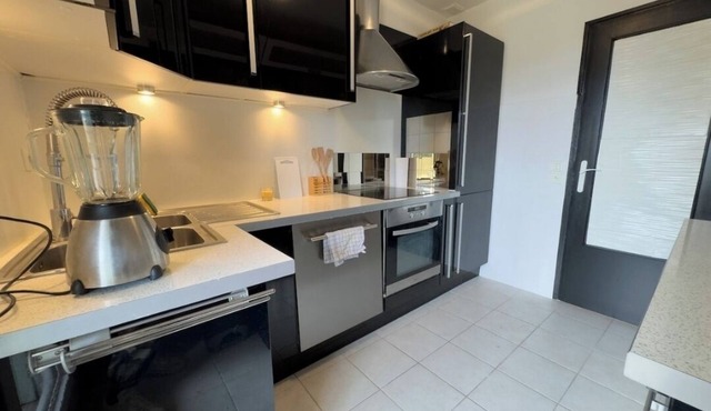 Central - Private parking - Quiet