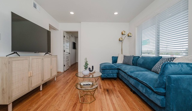 Central Quarters- Groups/King & Queen Beds/Parking