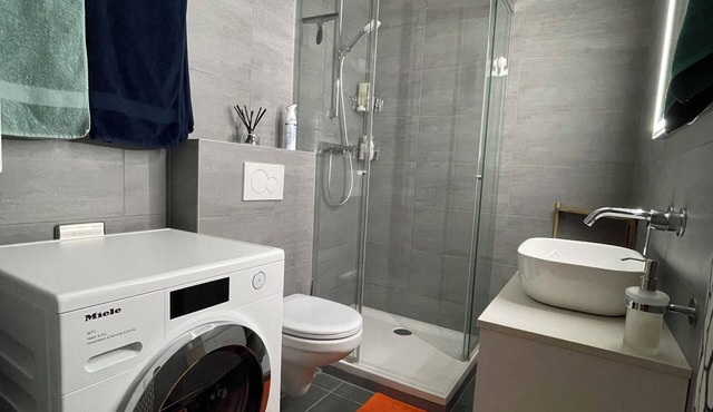 Central & quiet 1-bed flat - parking/pool/WiFi/balcony/4' to gondola