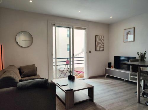 Central & Quiet, 10 min to Palais & Train Station