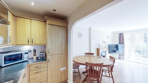 Central Reading Canal Side Apartment sleeps 4 with Parking