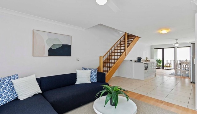 Central Redcliffe Coastal Home Walk to Beach