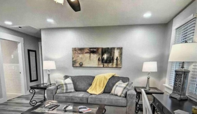 Central Retreat B, NEW Cozy Family & Pet Friendly