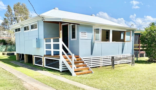 Central, River Frontage, Large Covered Rear Deck, Renovated Cottage!