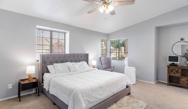Central Sacramento Home ♛Queen Beds - Clse Hwys* take a look!