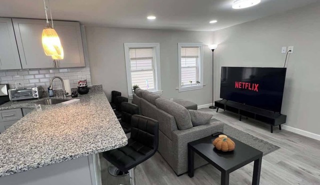 Central Salem Retreat 2bd W/parking