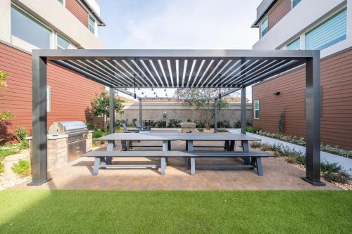 Central Santa Ana - Modern 4BR Home Near Disneyland