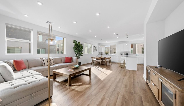 Central Santa Ana - Modern 4BRHome Near Disneyland