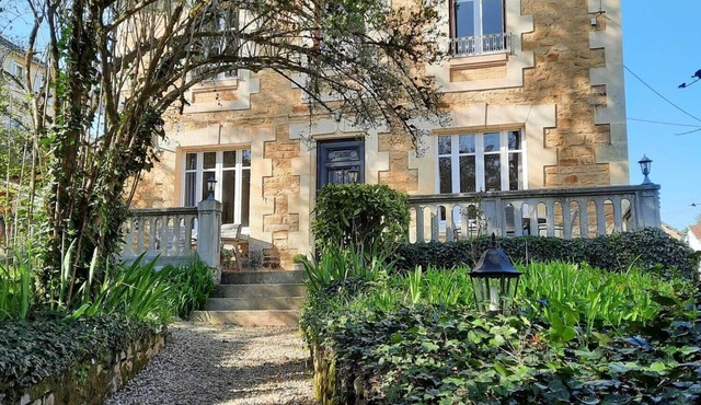 CENTRAL SARLAT, DETACHED HOUSE, HEATED POOL, PARKING, WiFI, EXCELLENT REVIEWS