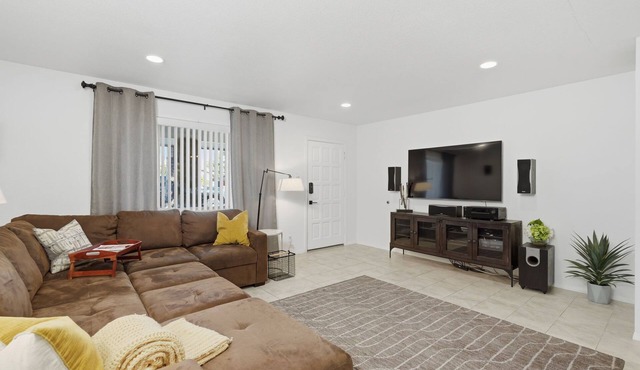 Central Scottsdale Spacious 3BR house, 5 minutes to everything, hot tub, games