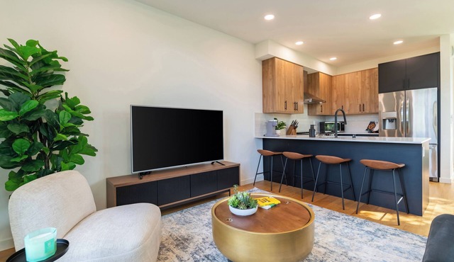 Central Seattle Nearby Downtown and Stadiums with A/C, Parking & Transit Access