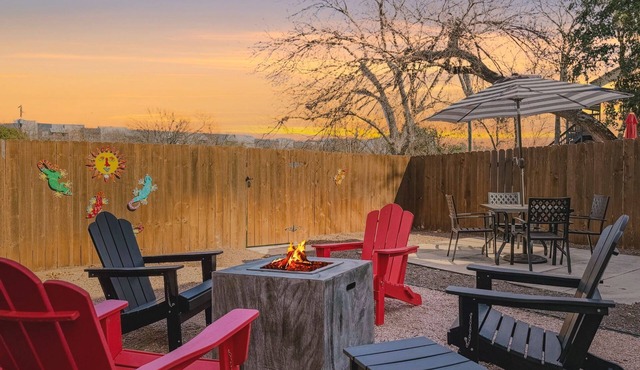 Central South Austin, Fenced Yard + Pets, Fire pit