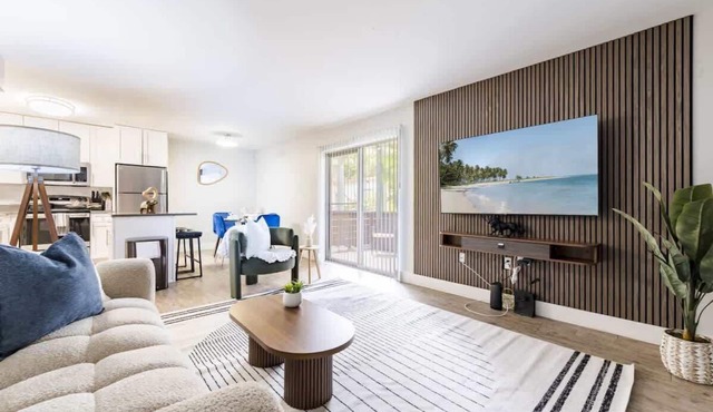 Central South Tampa | Walkable 2BR w/Pool Access