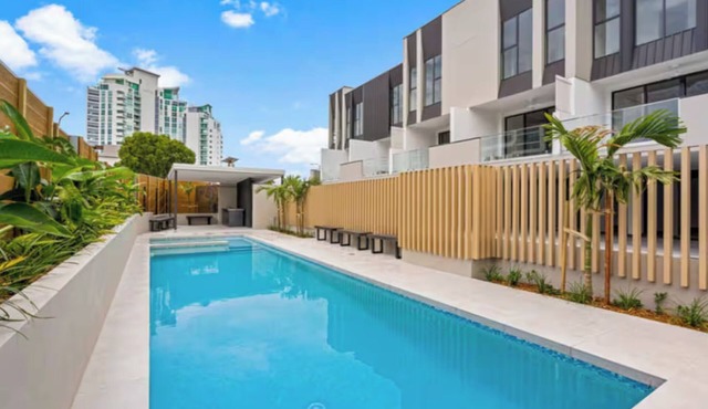 Central Southport 2BR 2Bath Stay with Car Park