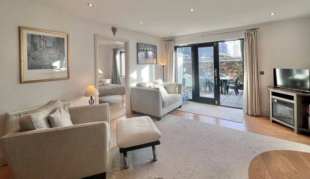 Central Spacious Ground Floor Flat with Courtyard