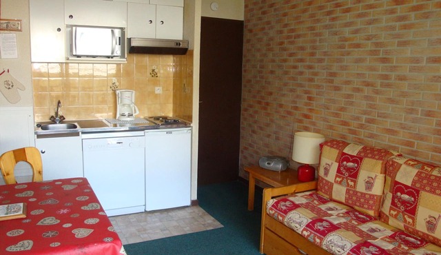 Central studio, south balcony, pets & parking