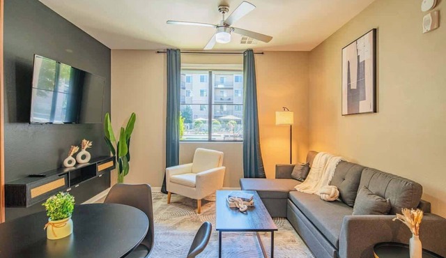 Central Stay Apt |Gym, Pool, W/D, Parking, Sleep 5
