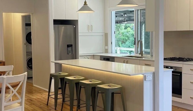 Central Stay with Spa and Nature Views. 30 mins to Hyams beach or Berry