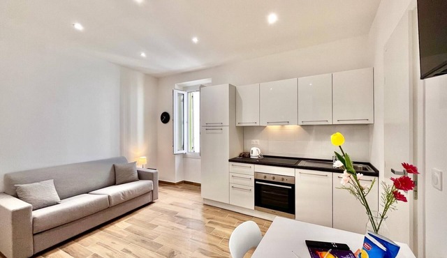 Central Studio in Menton – Old Town, Shops & Beaches Nearby