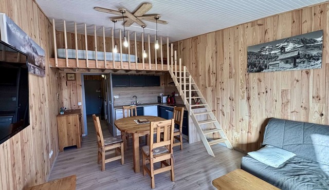 Central Studio, Sleeps 4 - Near Slopes & Shops, South-Facing Balcony, Pet-Friendly