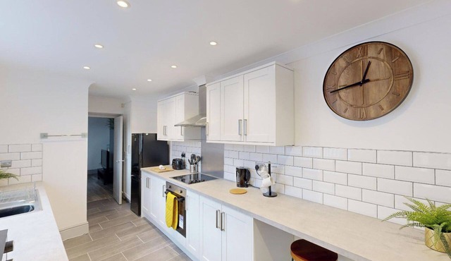 Central, Stunning 3-Bed House - Free Parking