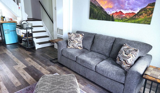 Central Suite - Quiet 1BR, 10 Min to Red Rocks & Mines