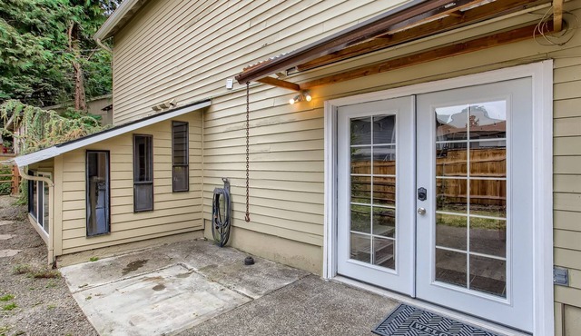 Central SW Location 2 Bedroom Apt. Close to I-5