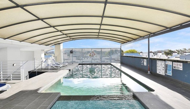 Central Sydney 1BR unit with Pool Gym Parking!