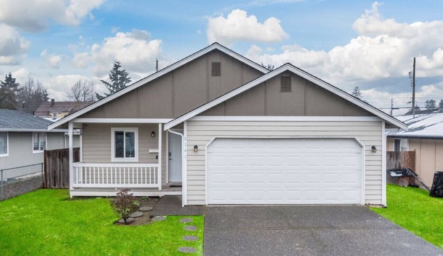 Central Tacoma Family Hub 2 Mi from Dome w/AC