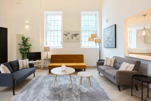 Central Tadworth Flat - Split- level 2BDR