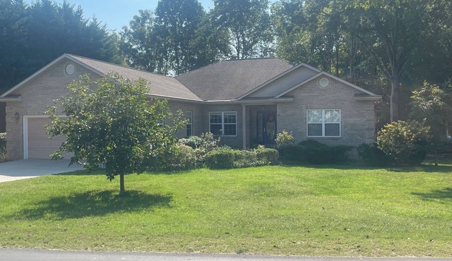 Central Tellico Village house with WiFi, AC on serene small cul-de-sac location