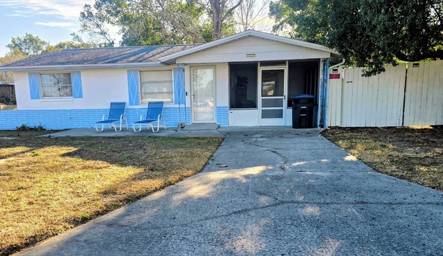Central to all rivers and golf courses, 4 people, pet friendly, privacy fence.