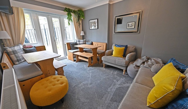 Central Townhouse Perfect For Get-Togethers Sleeps 10