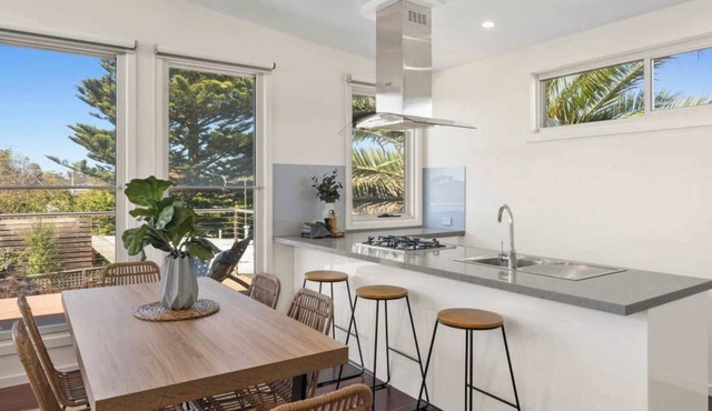 Central Torquay House , 300m to beach