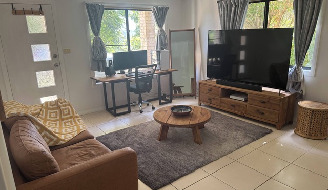 Central town house. 2km away from lismore base house.