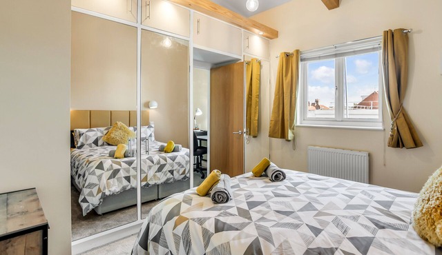 Central Townhouse 2 bedr/w fully equipped kitchen/washing machine & Parking- Ginger & Gold ltd