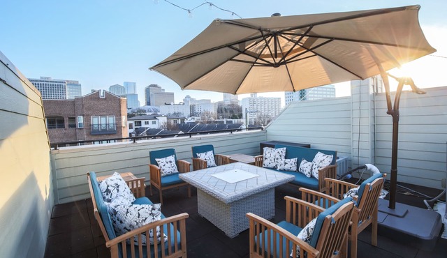 Central Townhouse - Walk to Broadway & Germantown - Private Rooftop Terrace
