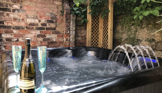 Central townhouse with hot tub jacuzzi bath and 3D TV room