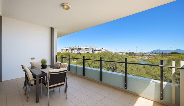 Central Townsville 2BR Apartment | Pool, Gym & Parking