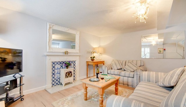 Central Traditional Carpenters Cottage with Parking