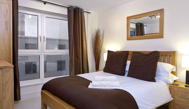 Central Two-bedroom Apartment w/Fully-Fitted Kitchen & Panoramic Windows