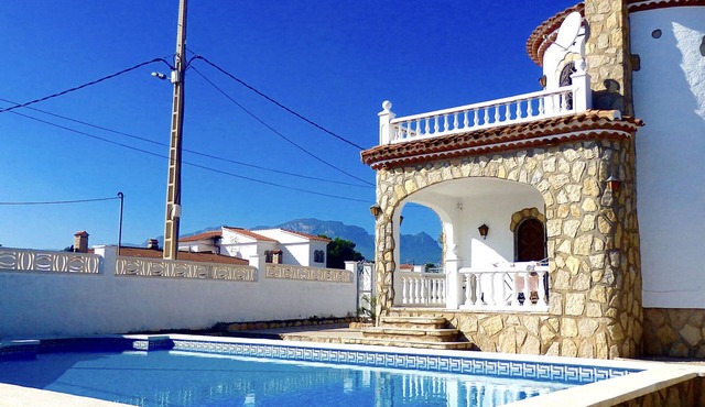 Central Villa with Private Pool, Close to Beach