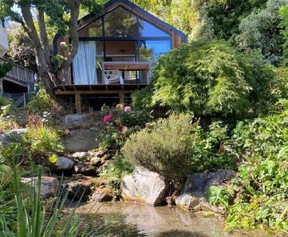Central Wanaka Oasis, Tiny Home, Mountain Views & Spring Water