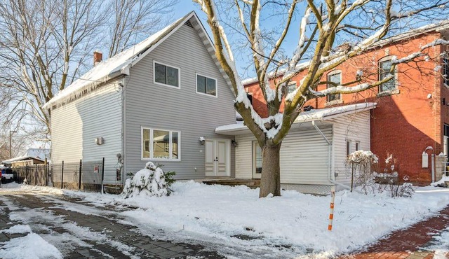 Central Winchester Bungalow side unit