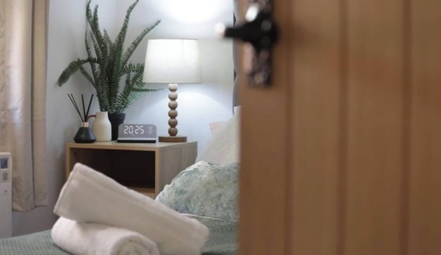 Central Woodbridge Escape Modern 2-Bedroom + Private Parking