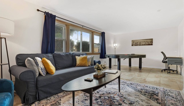 CentralChgo/2BR1Bath/PublTrans/Wifi/Garage/Laundry