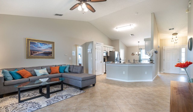 Centralized, stylish getaway. Short drive to beach, shopping, downtown, Mayo!