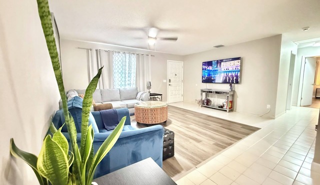 Centrally 2BR/2BA Creek House with Washer, Dryer and Parking