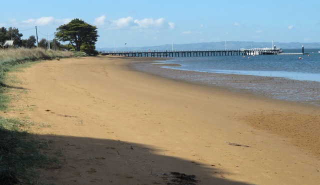 Centrally cooled family home, 2 min walk to beach, lots of amenities, sleeps 8+